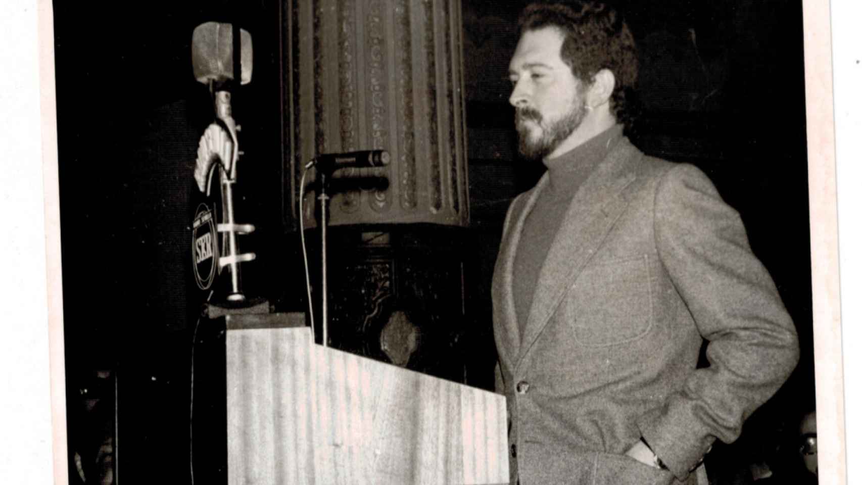 Alejandro Rojas Marcos en un acto en el Casino de la Exposición en 1976 a la vuelta de su exilio.