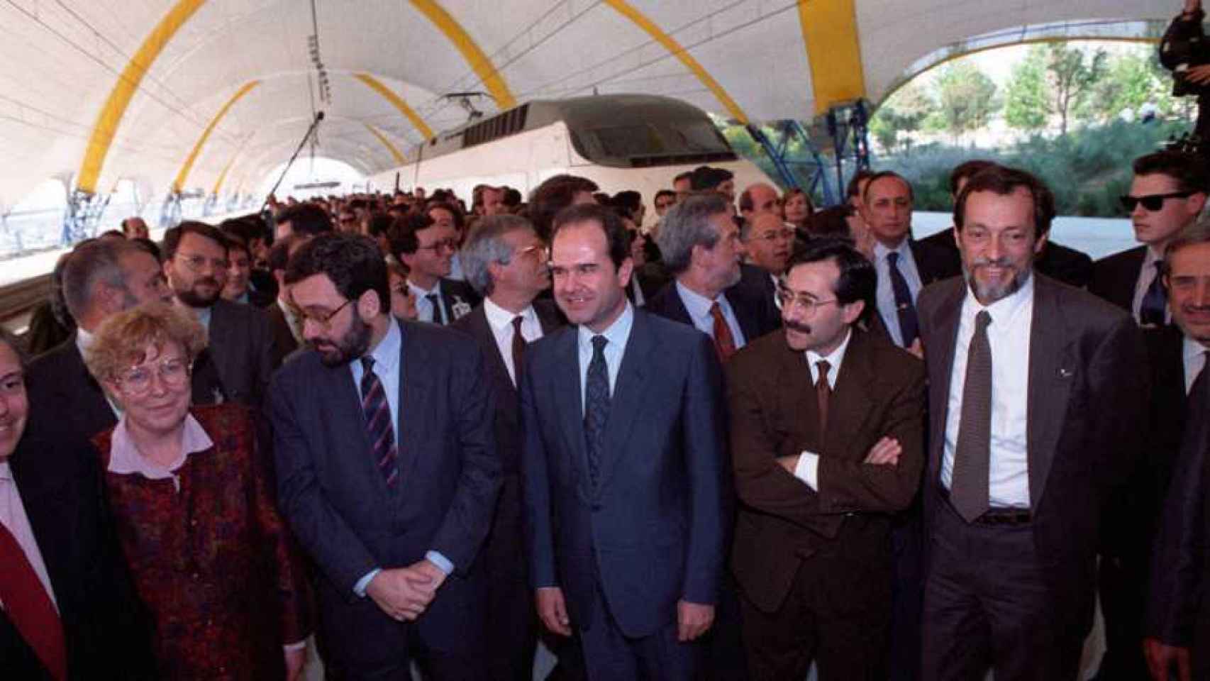 Autoridades en la terminal del AVE. Mercè Sala, Manuel Chaves, Virgilio Zapatero y Emilio Casinello. En segunda fila, Josep Borrell y Alejandro Rojas Marcos.