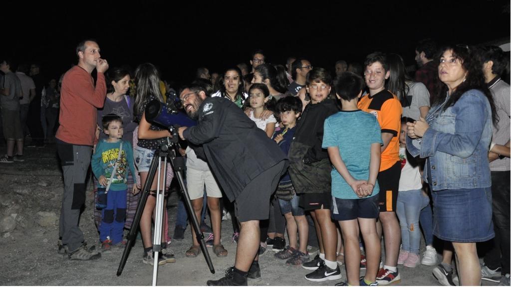 Carpintero junto a sus alumnos.