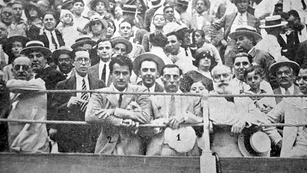 Buster Keaton junto al actor Gilbert Roland en su visita a la plaza de toros.