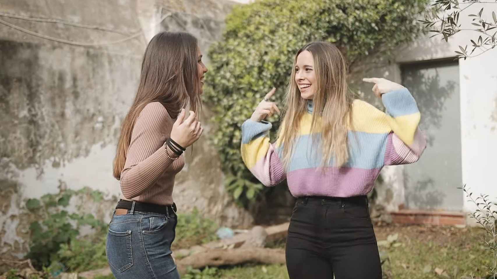 Masi y Ángela en el vídeo.