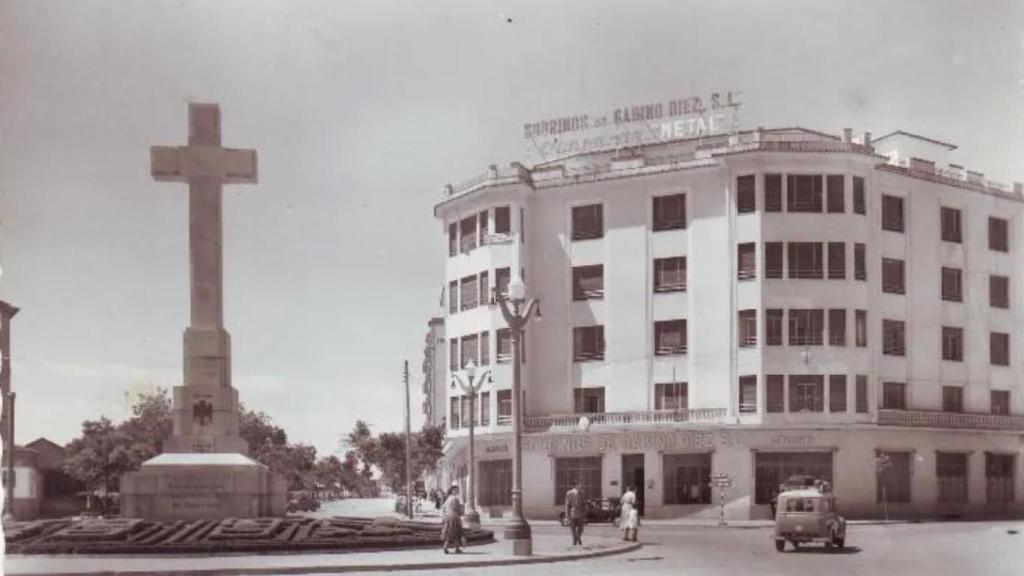 Cruz de los caídos de Cáceres en la década de 1950.