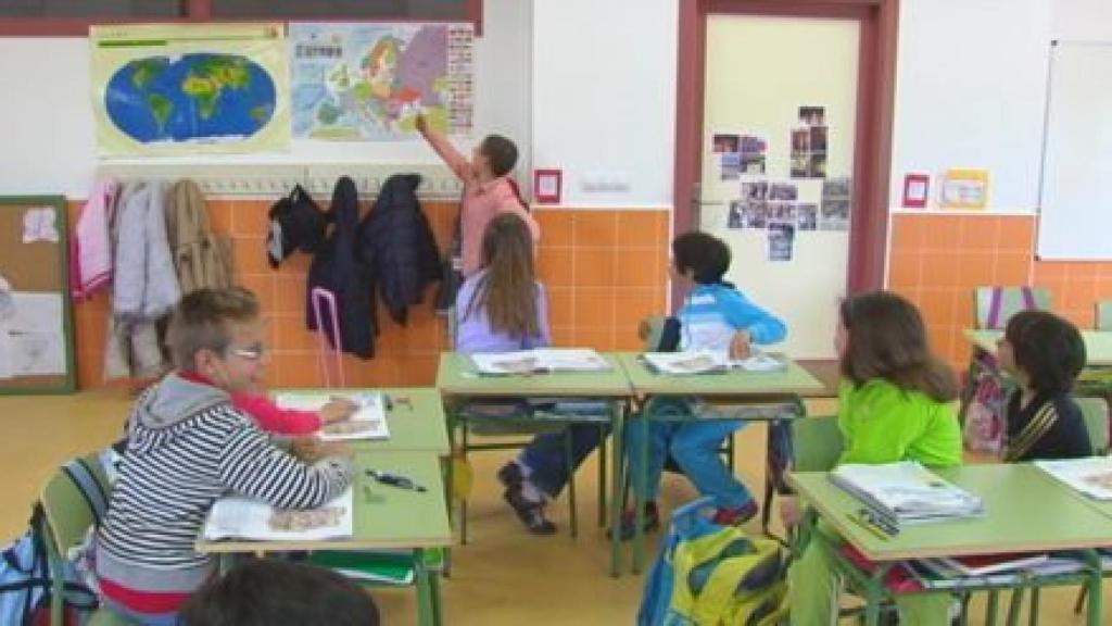 Alumnos aprendiendo en un aula.