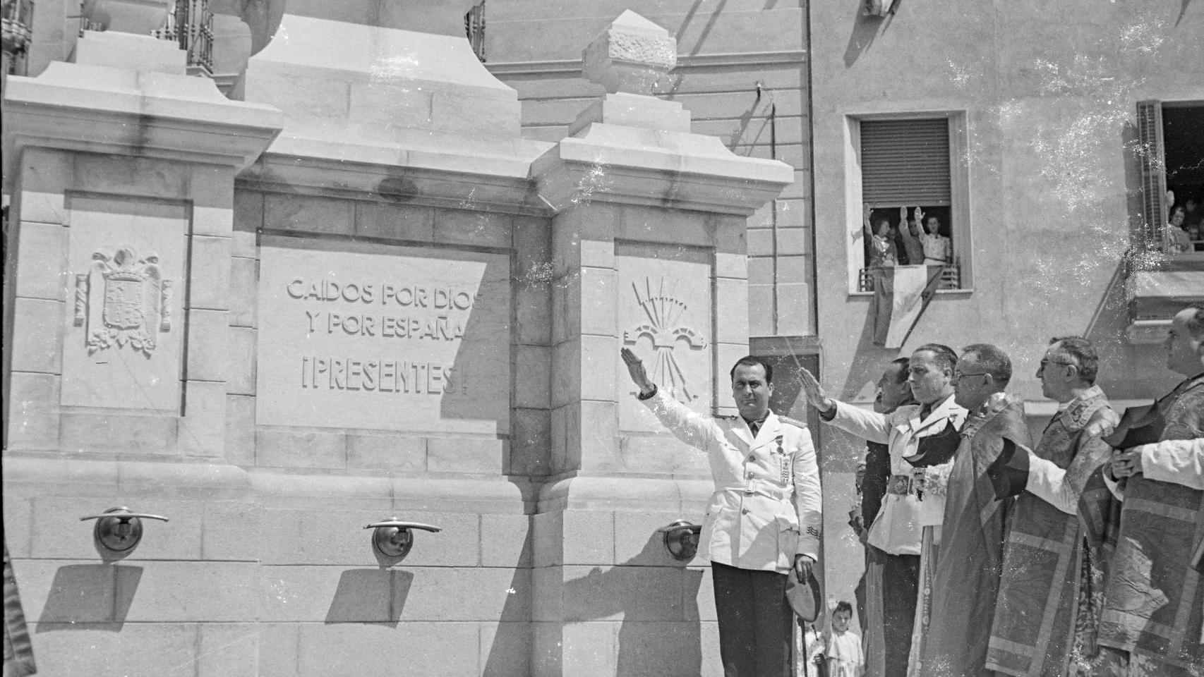 El alcade Josep Maria i Marcet i Coll, en la inauguración del monumneto a los caídos de Sabadell en 1943.