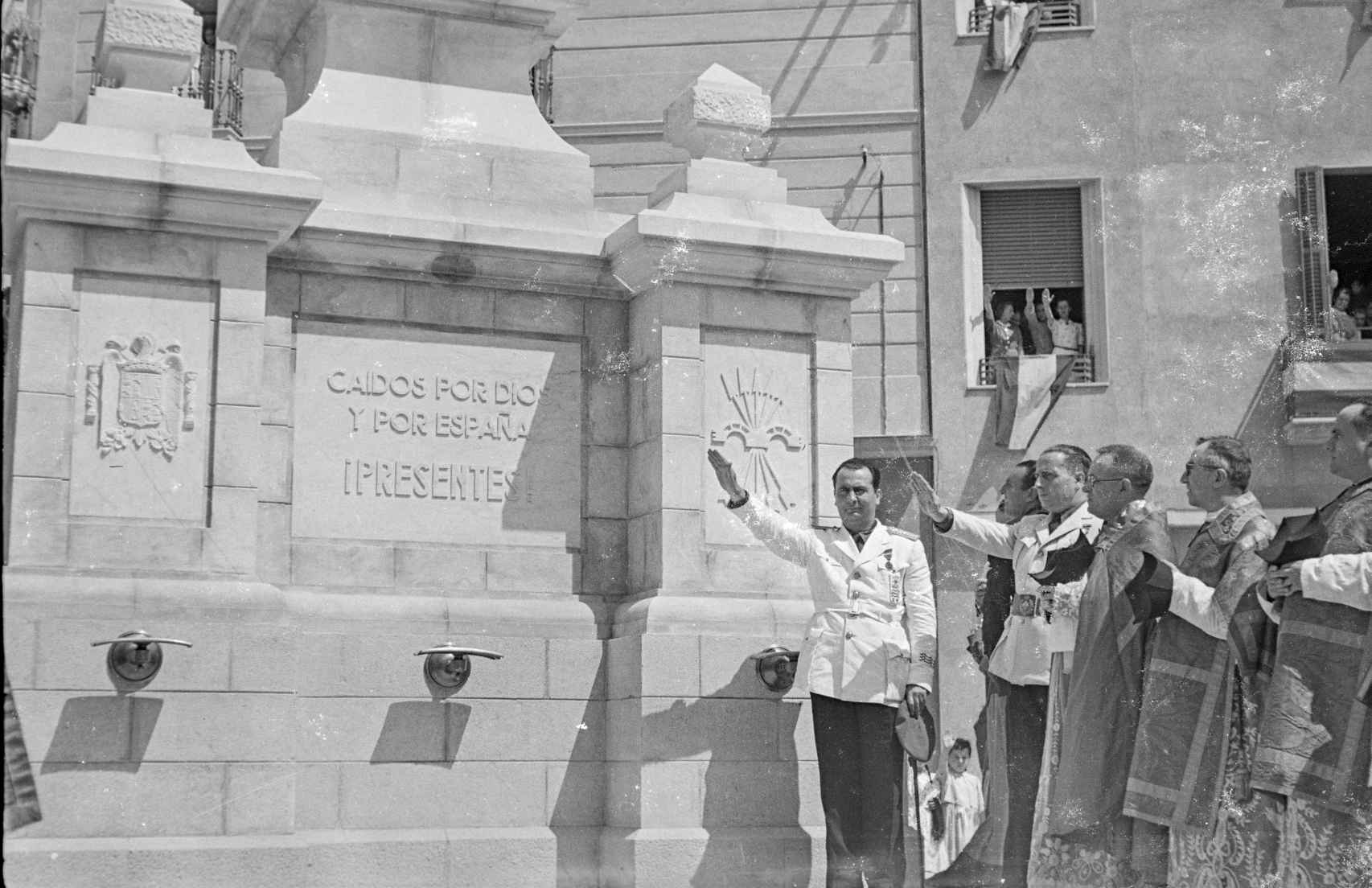 El alcade Josep Maria i Marcet i Coll, en la inauguración del monumneto a los caídos de Sabadell en 1943.