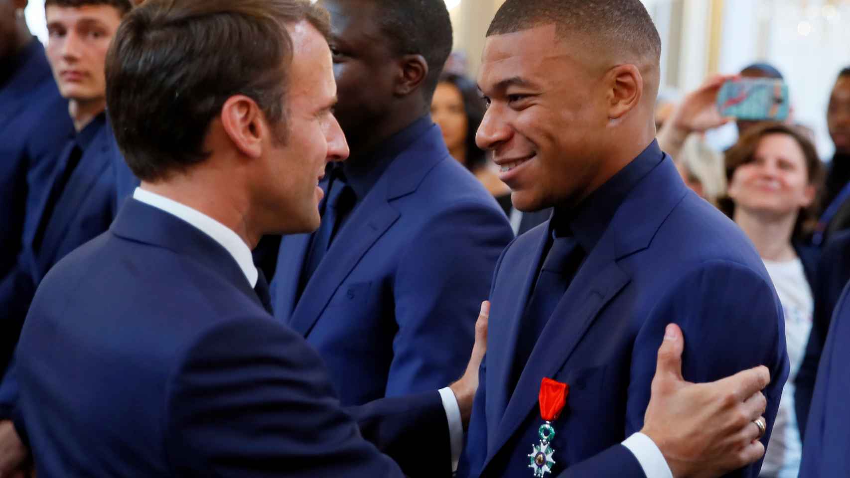 Emmanuel Macron, junto a Kylian Mbappé.