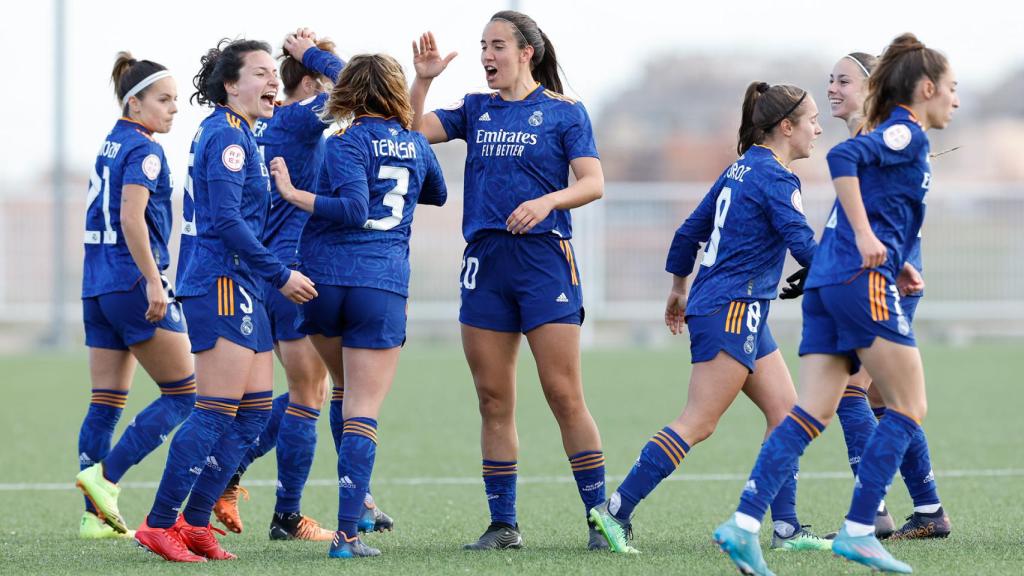 Las jugadoras del Real Madrid Femenino celebran el triunfo ante el Rayo Vallecano.