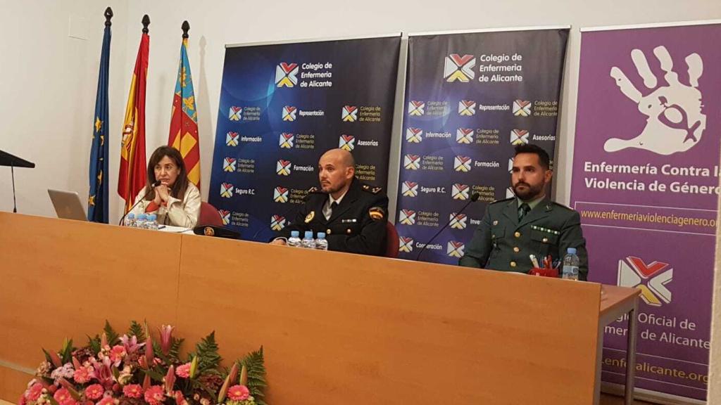 Los agentes intervinientes este miércoles junto con la moderadora de la mesa redonda, Modes Salazar, jefa de la Unidad contra la Violencia de Género de la Subdelegación del Gobierno en Alicante.