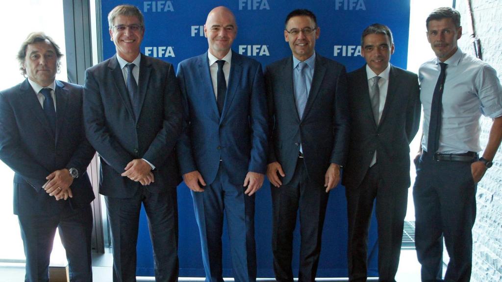 Raúl Sanllehí, a la izquierda del todo, en un encuentro de la directiva de Bartomeu con Infantino