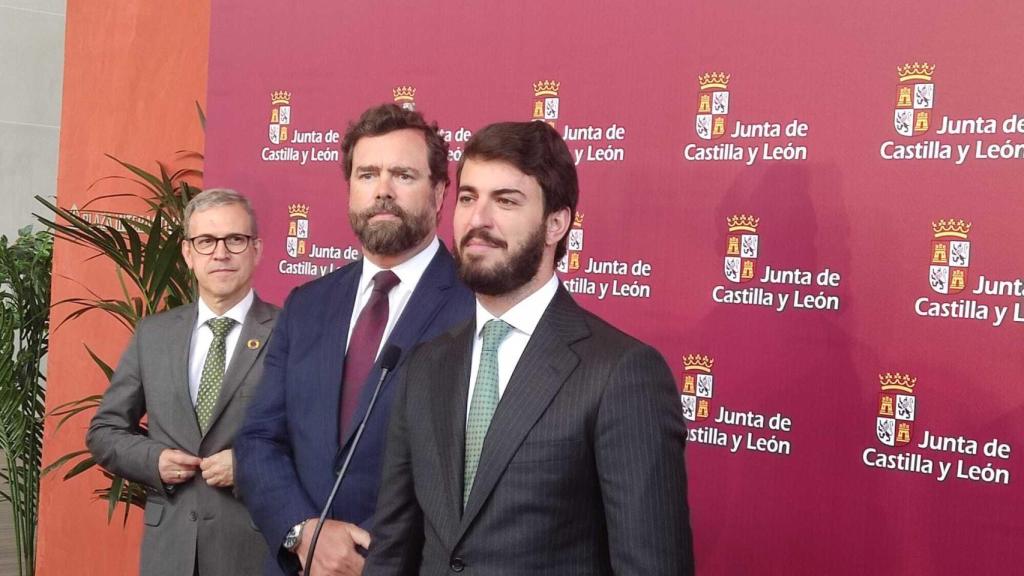 García-Gallardo junto a Ortega Smith y al fondo Mariano Veganzones, tras la toma de posesión de los consejeros de la Junta de Castilla y León