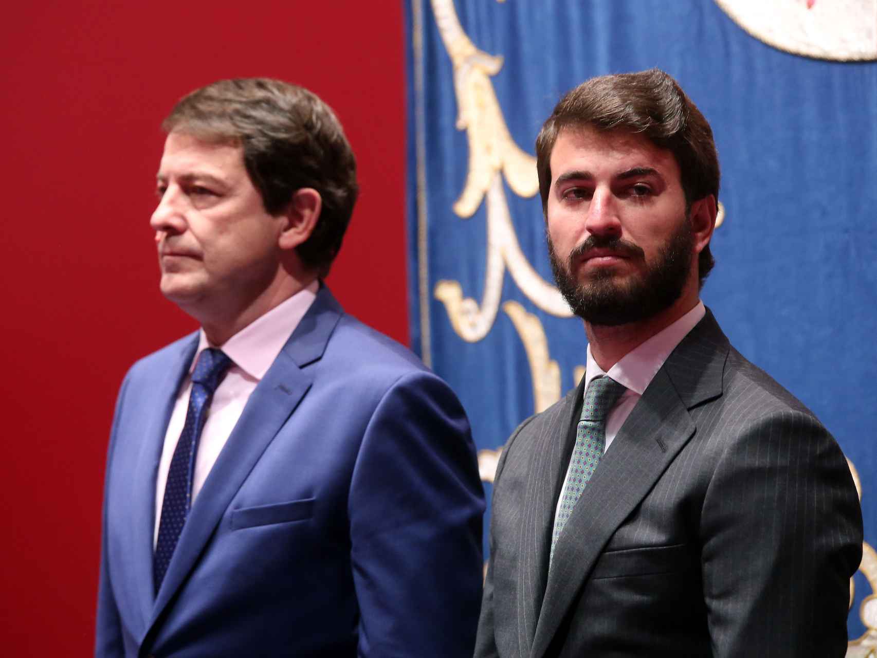 El presidente de la Junta, Alfonso Fernández Mañueco, y el vicepresidente, Juan García-Gallardo, durante la toma de posesión de los consejeros, este miércoles. / ICAL