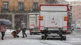 Segovia amanece con una nevada continua, que dificulta el trafico y otras labores cotidianas