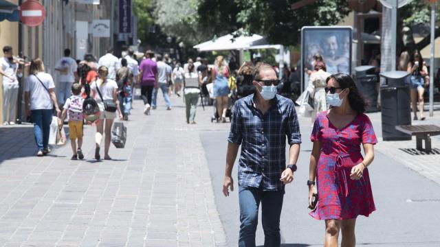 Una pareja con mascarilla en Tenerife en verano de 2021. EP