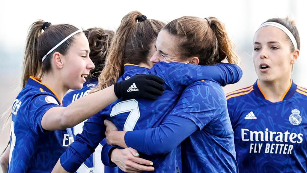 Las jugadoras del Real Madrid Femenino celebran el triunfo ante el Rayo Vallecano.