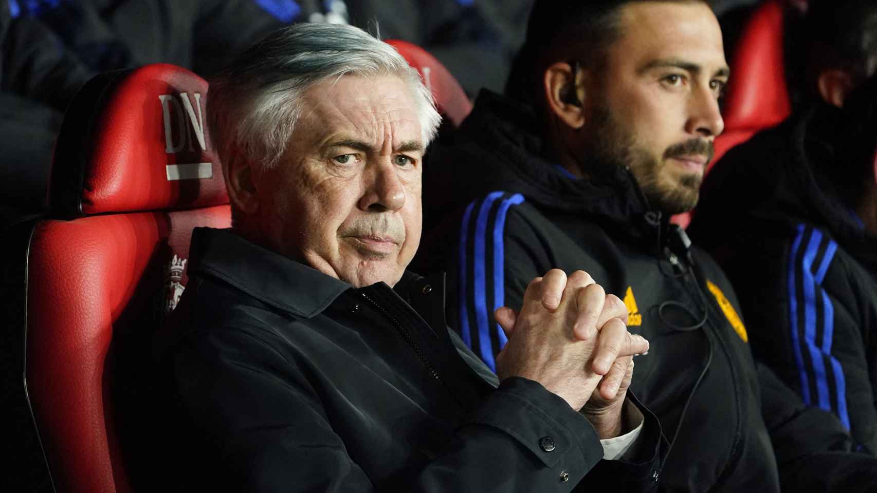Carlo Ancelotti, junto a Davide, en el banquillo de El Sadar