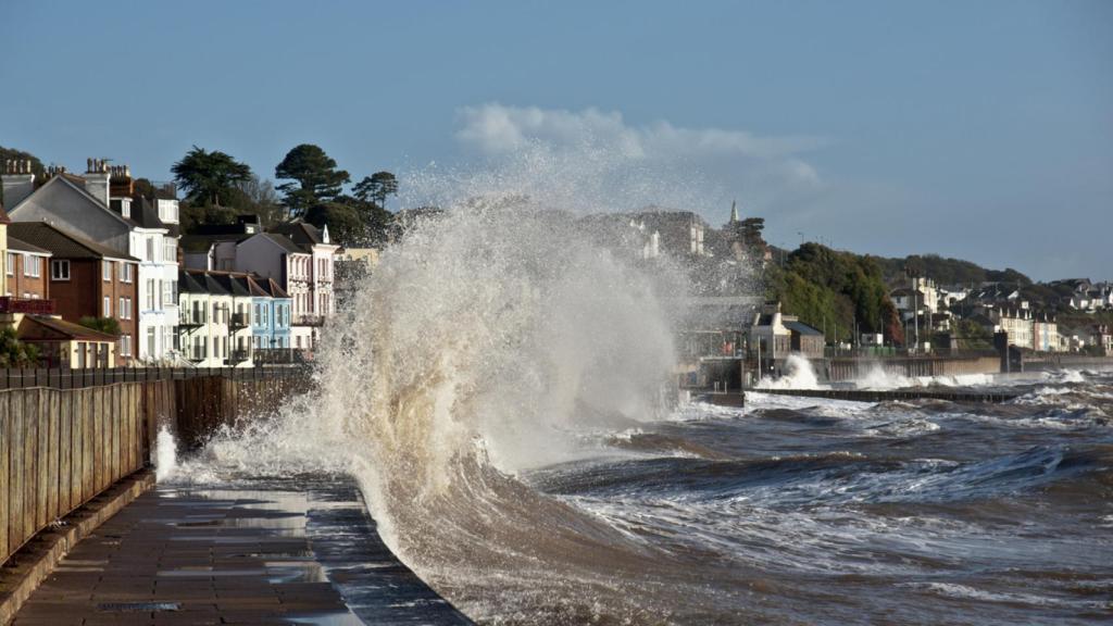 Imagen de una ciudad británica azotada por las olas