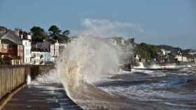 Imagen de una ciudad británica azotada por las olas