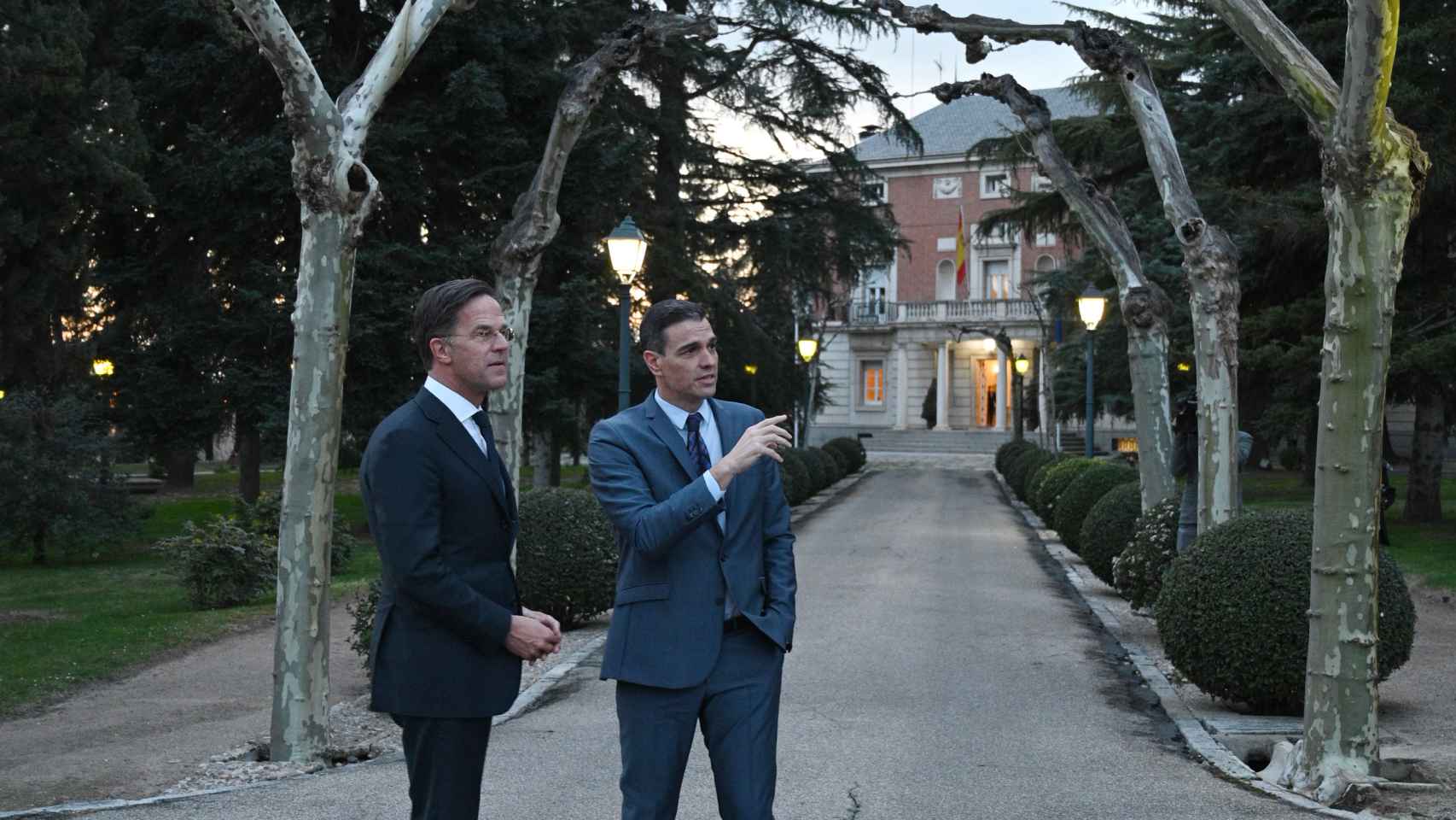 Mark Rutte, primer ministro de Países Bajos, escucha las explicaciones de Pedro Sánchez, en Moncloa.