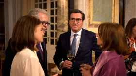 Pablo Isla, expresidente ejecutivo de Inditex, junto a su esposa María de la Vega; Antonio Garamendi, presidente de la CEOE; y Ana Botella, exalcaldesa de Madrid.