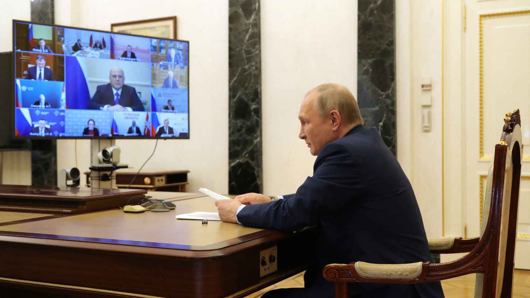 El presidente de Rusia, Vladimir Putin, atiende una videollamada desde el Kremlin este miércoles 20 de abril.
