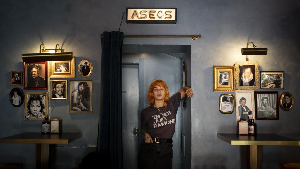 La joven artista Dora, hija de Bimba Bosé, en un bar de la plaza Dos de Mayo, en Malasaña.