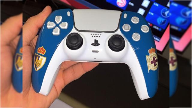 El exportero del Dépor ha personalizado su mando con el escudo del club blanquiazul.