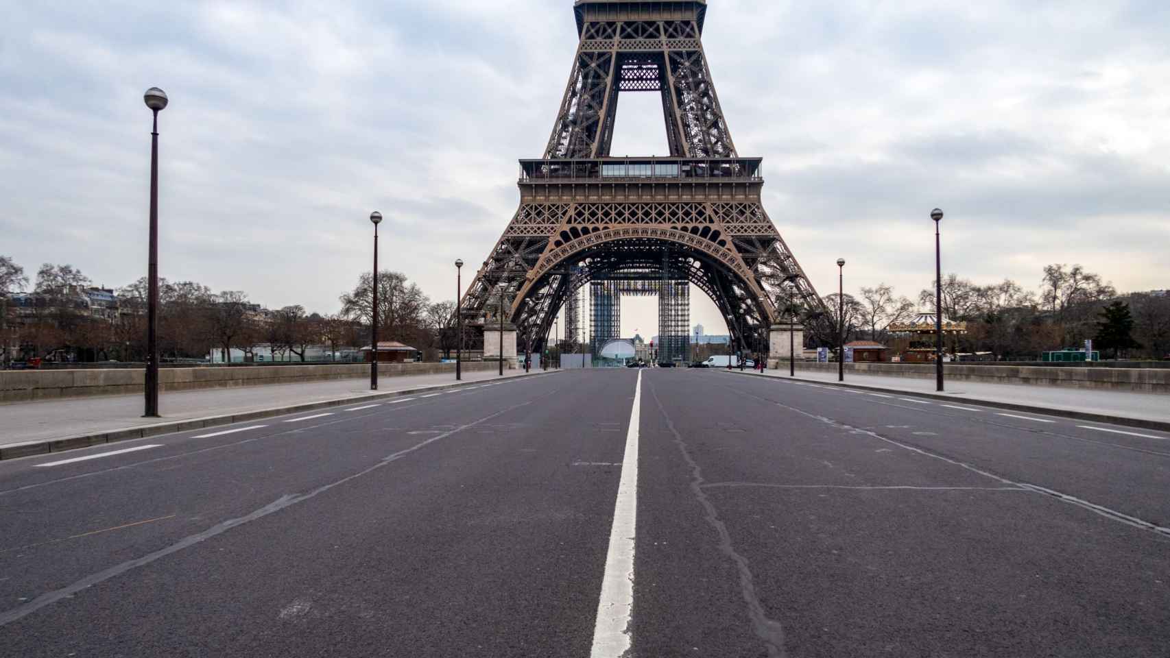 El puente de Jena, enfrente de la Torre Eiffel, vacío durante el confinamiento en París, el 30 de marzo de 2020.