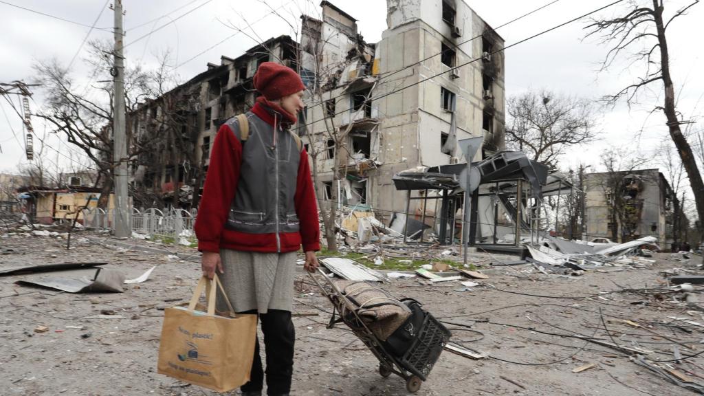 Un habitante de Mariúpol observa los edificios destruidos a su espalda mientras abandona la ciudad.