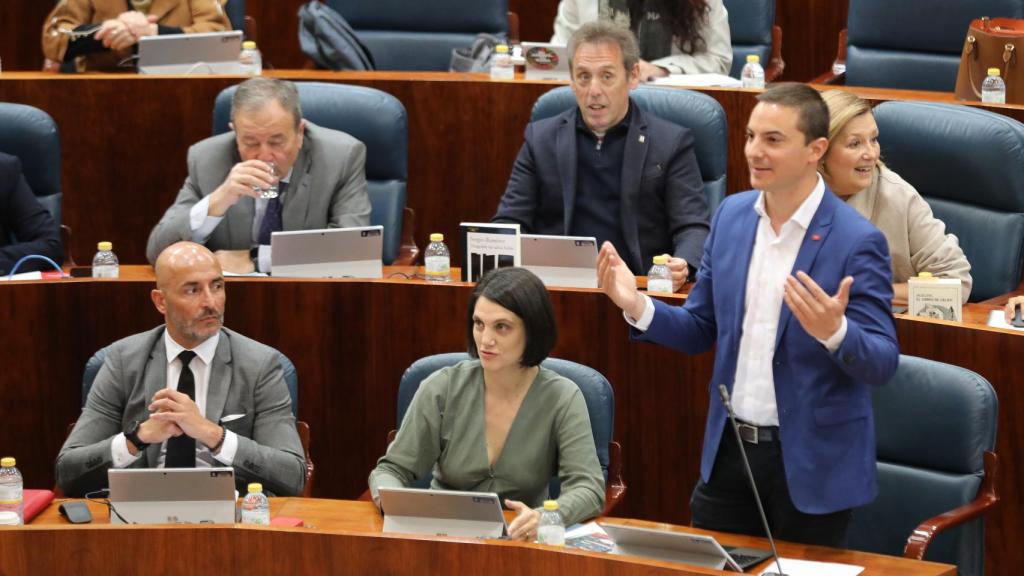 El secretario general del PSOE-M, Juan Lobato (d), interviene en una sesión plenaria en la Asamblea de Madrid.