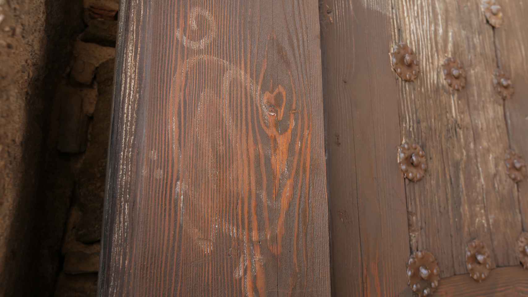 Las pintadas de las puertas han empezado a ser retiradas. Foto: Óscar Huertas