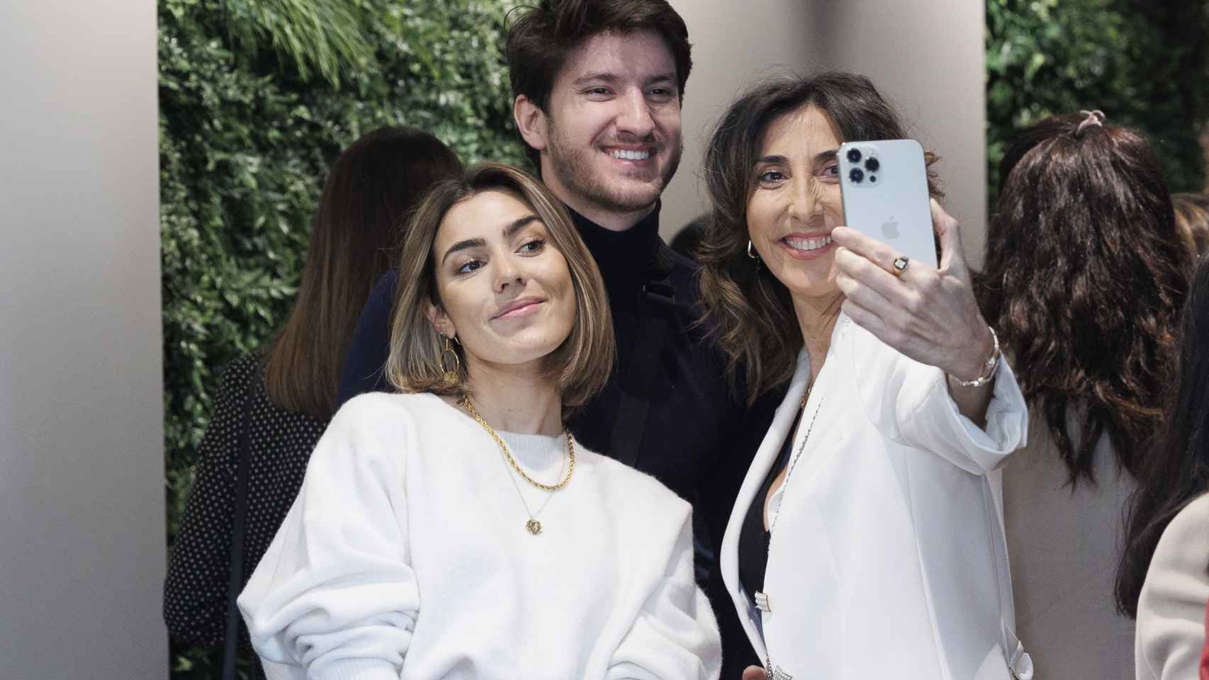 La humorista Paz Padilla junto a su hija, Anna Ferrer, y su todavía yerno, Iván, en una imagen captada en febrero de 2022.