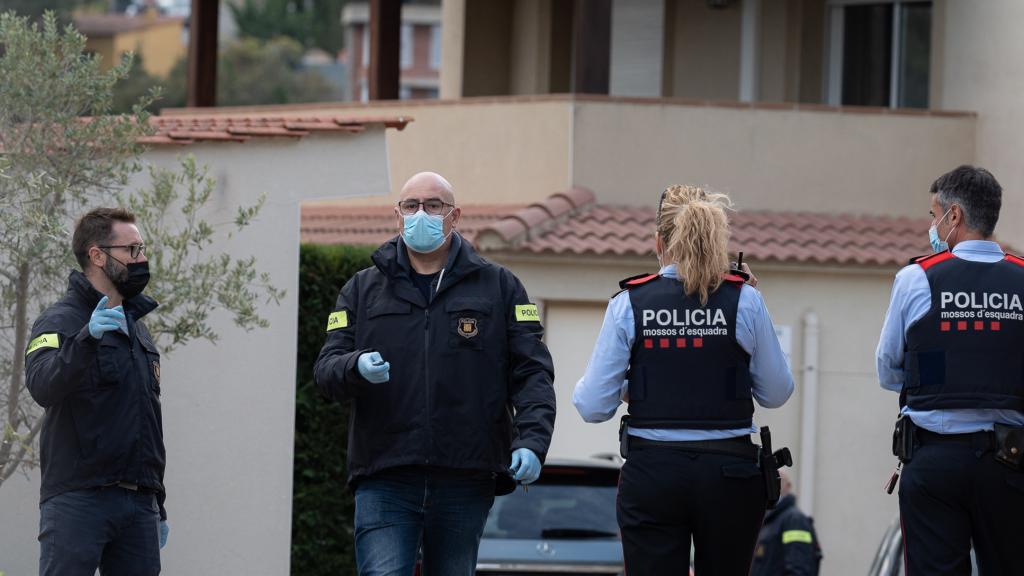 Forenses y la Policía en la finca de Sergey Protosenya recogiendo pruebas del asesinato.