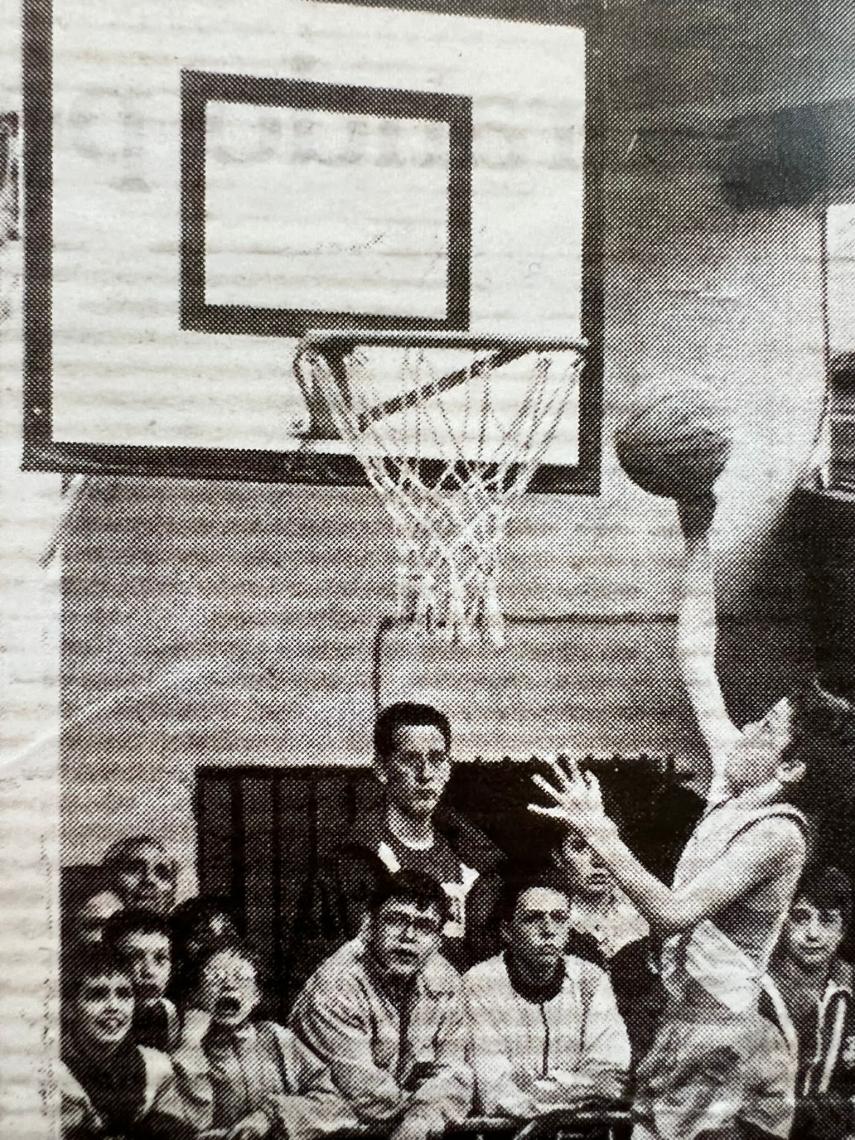 Dani Martínez jugando al baloncesto.