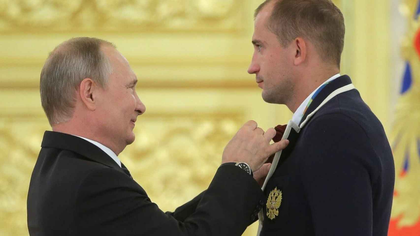 Vladimir Putin le condecora con la medalla de la Orden de la Amistad.