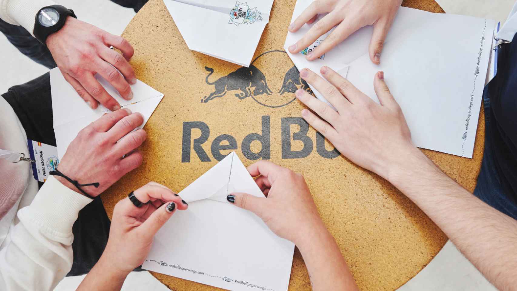Participantes de la Red Bull Paper Wings crean sus aviones de papel