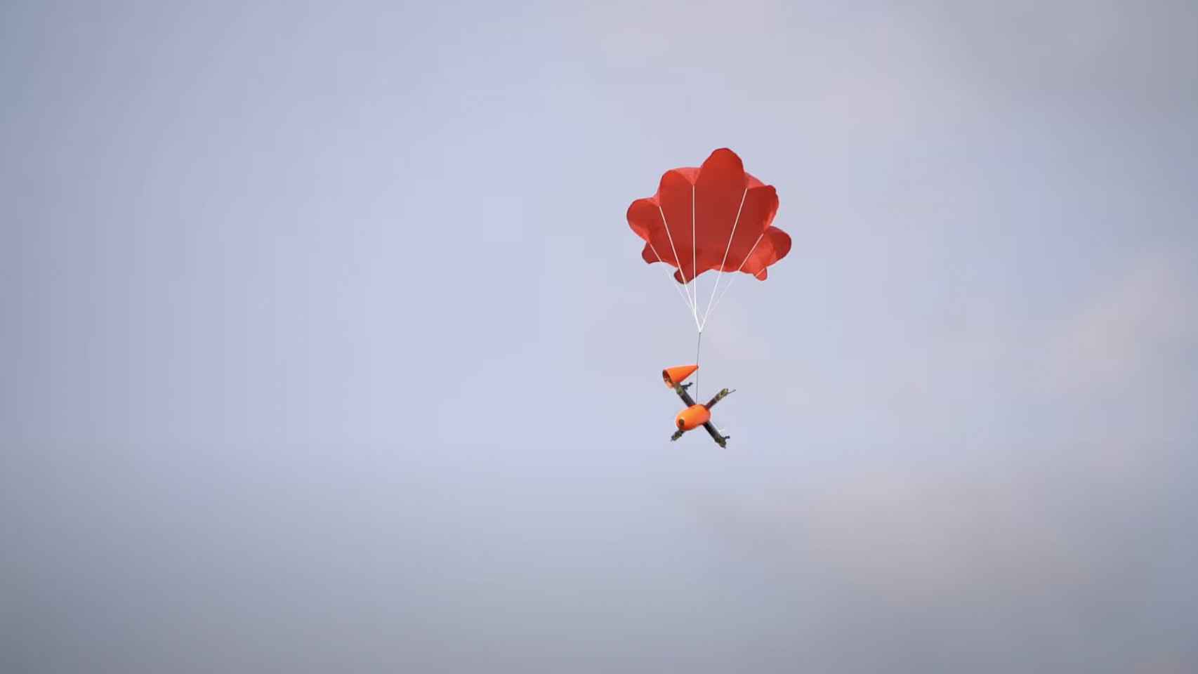 Dron cayendo con un paracaídas.