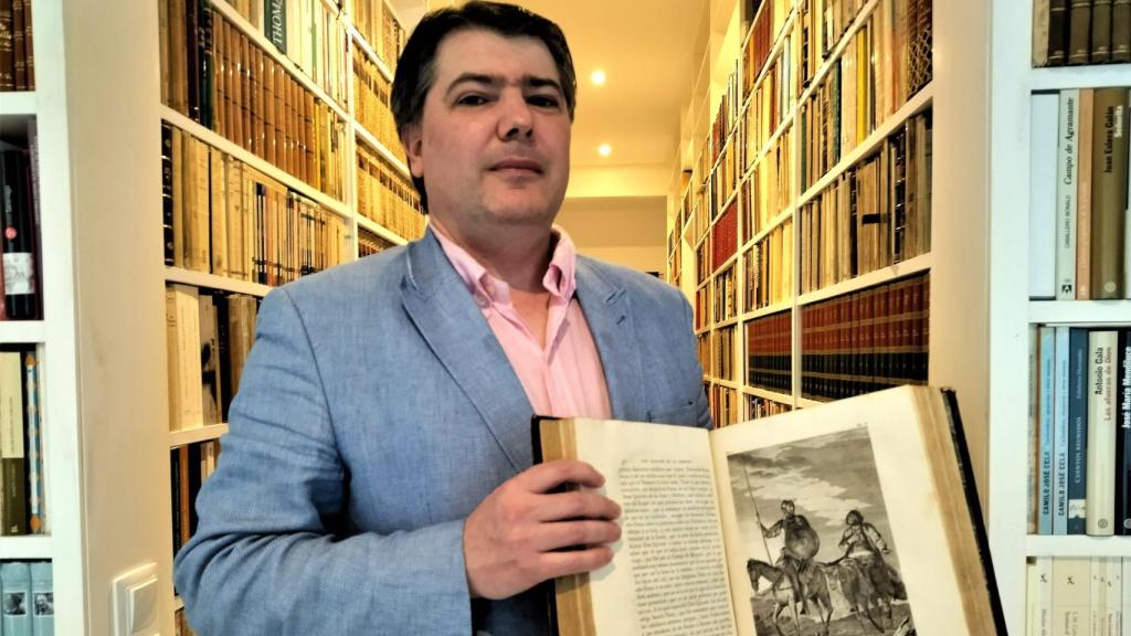 El profesor de Derecho Penal y coleccionista de libros Miguel Polaino-Orts enseña su 'Quijote' en su hogar-biblioteca de Sevilla.