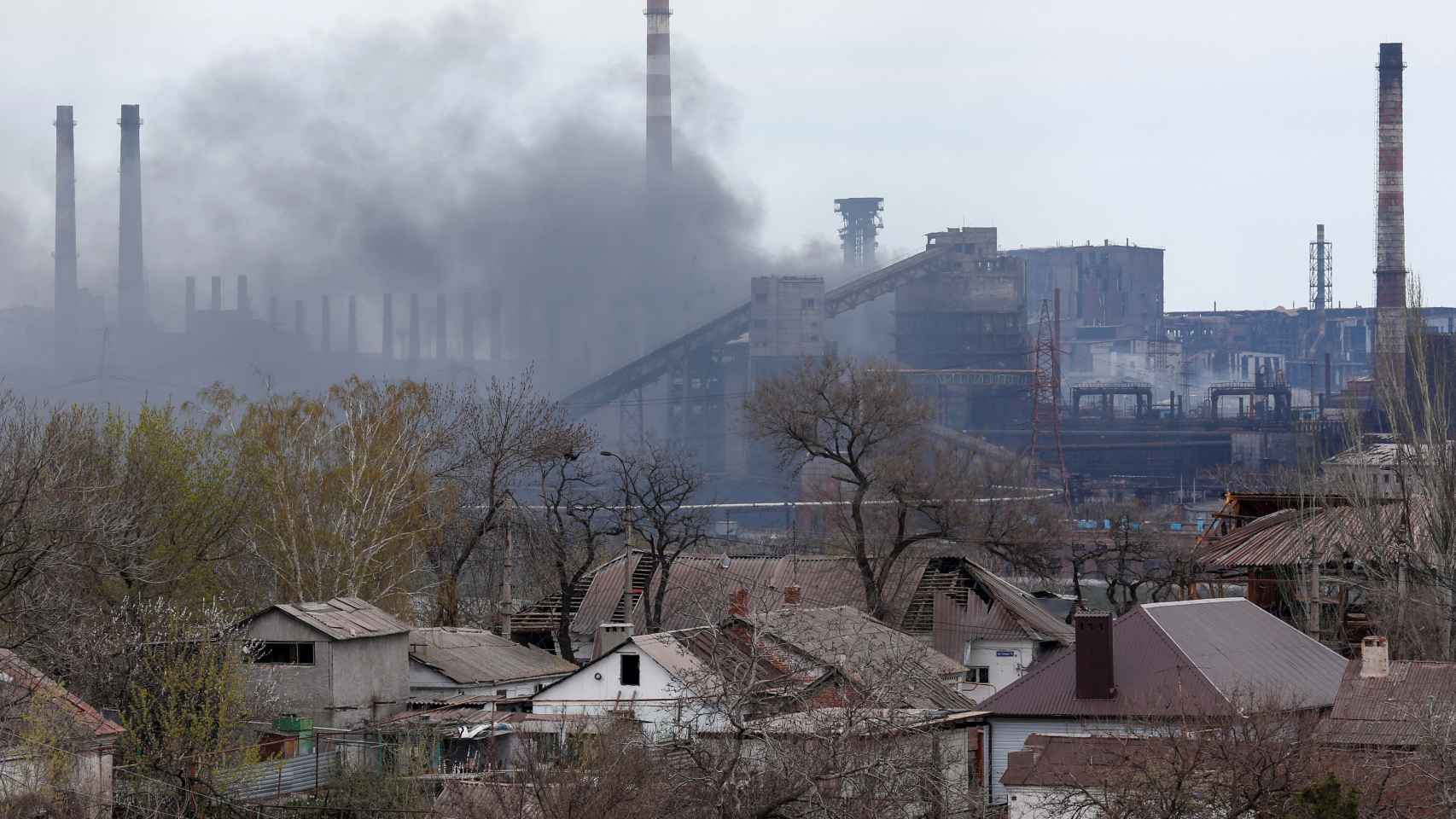 Columna de humo en la planta de acería de Azovstal, Mariúpol.