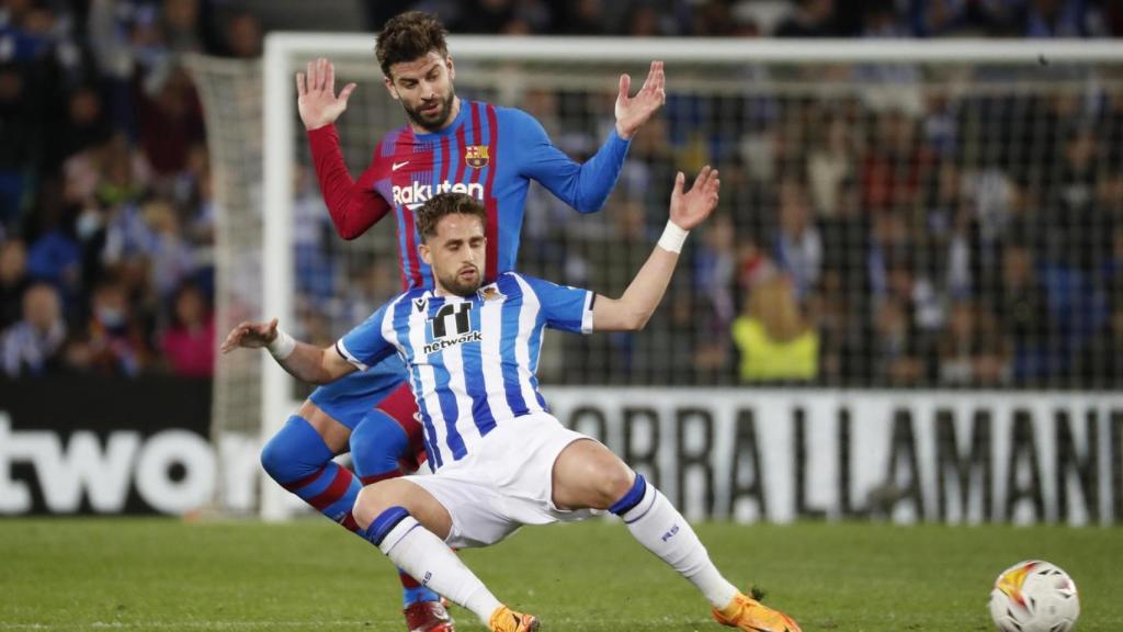 Gerard Piqué peleando un balón ante Januzaj