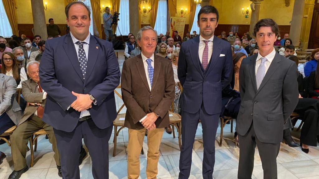 El alcalde de Guijuelo, Roberto Martín, junto a El Niño de la Capea, Miguel Ángel Perera y El Capea