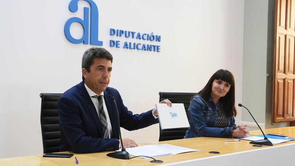 El presidente de la Diputación de Alicante, Carlos Mazón, acompañado por la diputada de Cultura, Julia Parra.