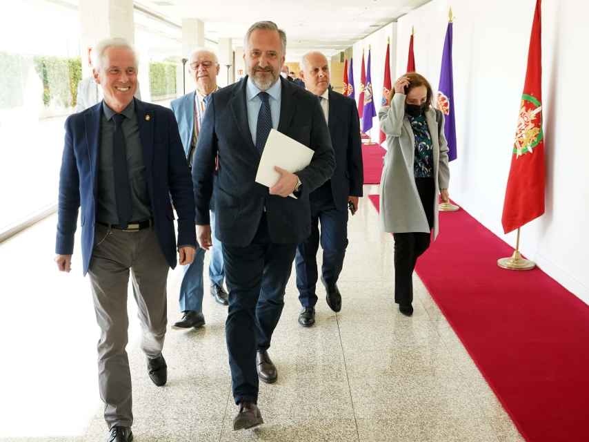 El presidente de las Cortes, Carlos Pollán, a su llegada a la inauguración del Certamen de Lectura en Público, este jueves. / ICAL