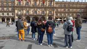 Turistas en la Plaza Mayor de Salamanca en una imagen de archivo.