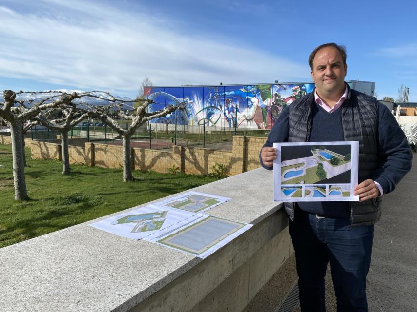 El alcalde de Guijuelo, Roberto Martín, presenta la nueva piscina municipal