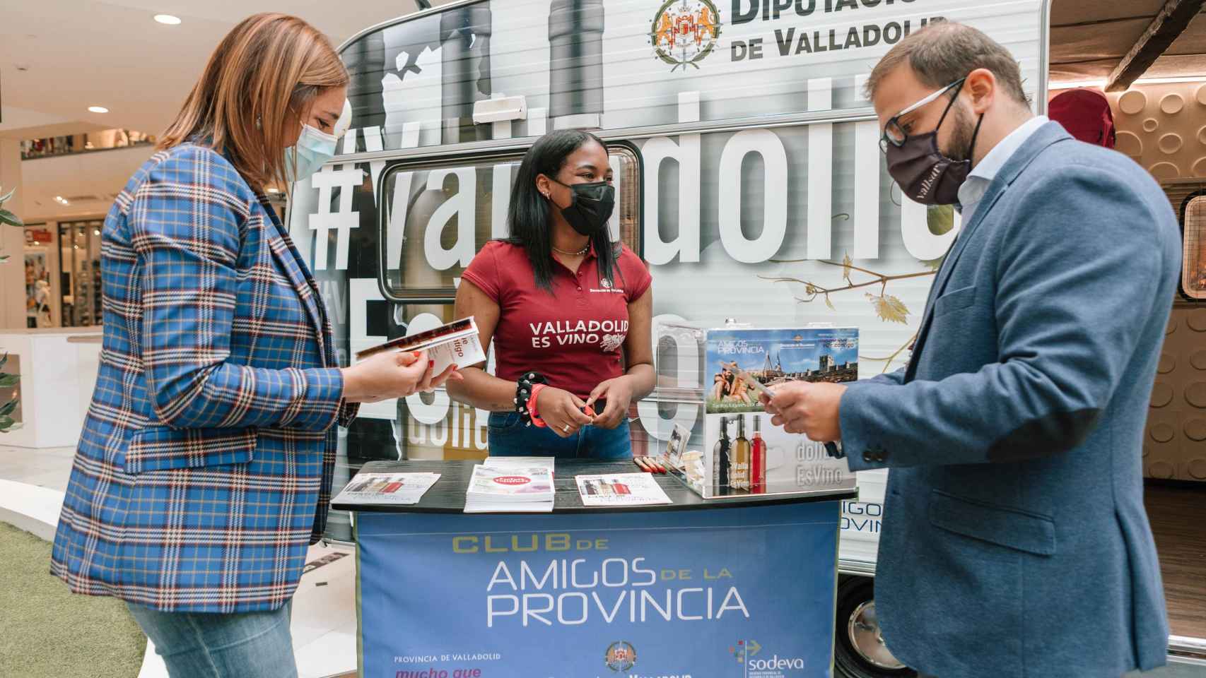 El gerente de Vallsur, Pablo Pérez, junto a Inmaculada Toledano, diputada de Cultura de la Diputación de Valladolid