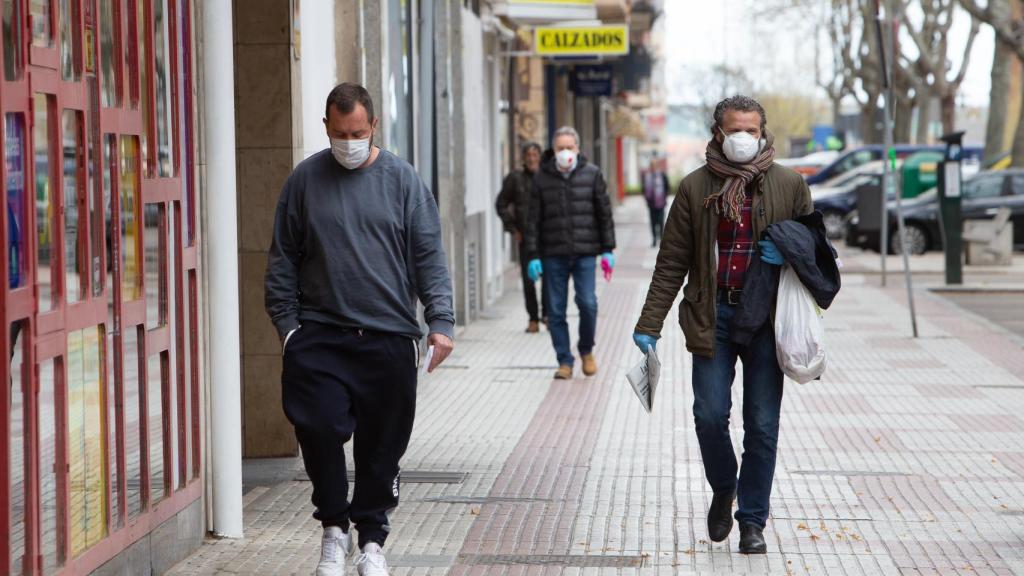 Gente paseando por una calle céntrica de Zamora