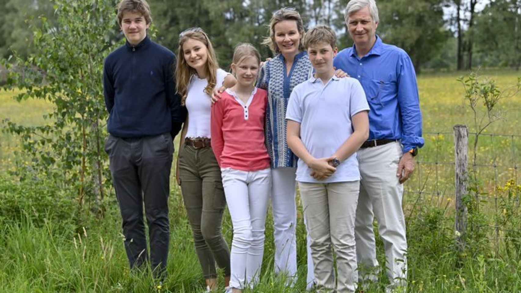 Los reyes de Bélgica junto a sus cuatro hijos en una imagen compartida en sus redes sociales.