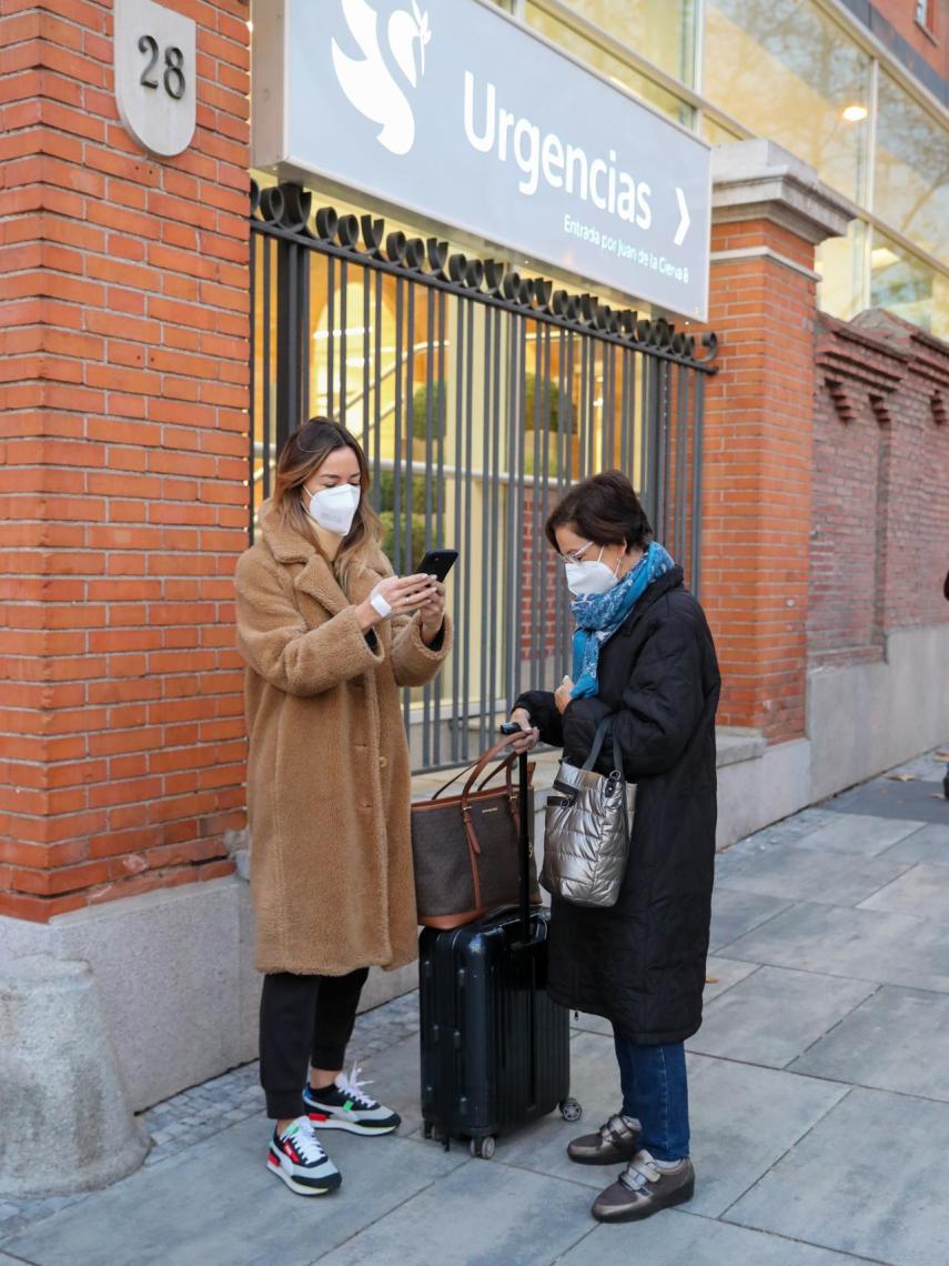 Cecilia Gómez junto a su madre a las puertas de un hospital madrileño en diciembre de 2022.