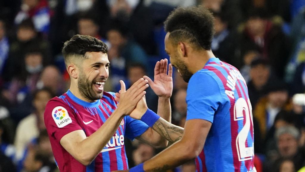 Jordi Alba celebra con Aubameyang el gol del Barça