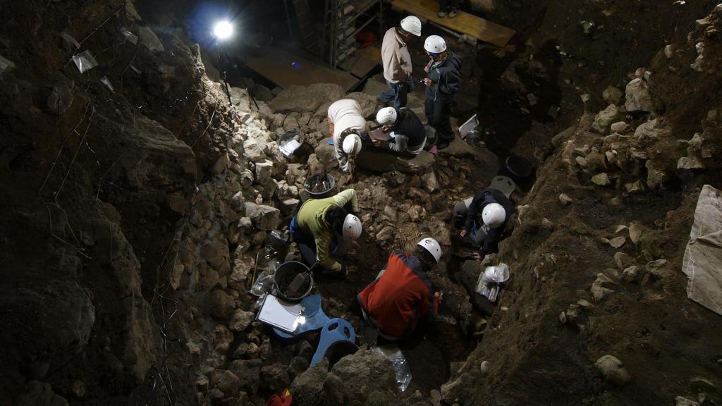 Excavaciones en El Portalón de Atapuerca. / J. Trueba / Madrid Scientific Films